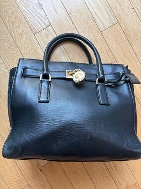 Michael kors Black leather Hamilton tote purse with zip top multiple pockets